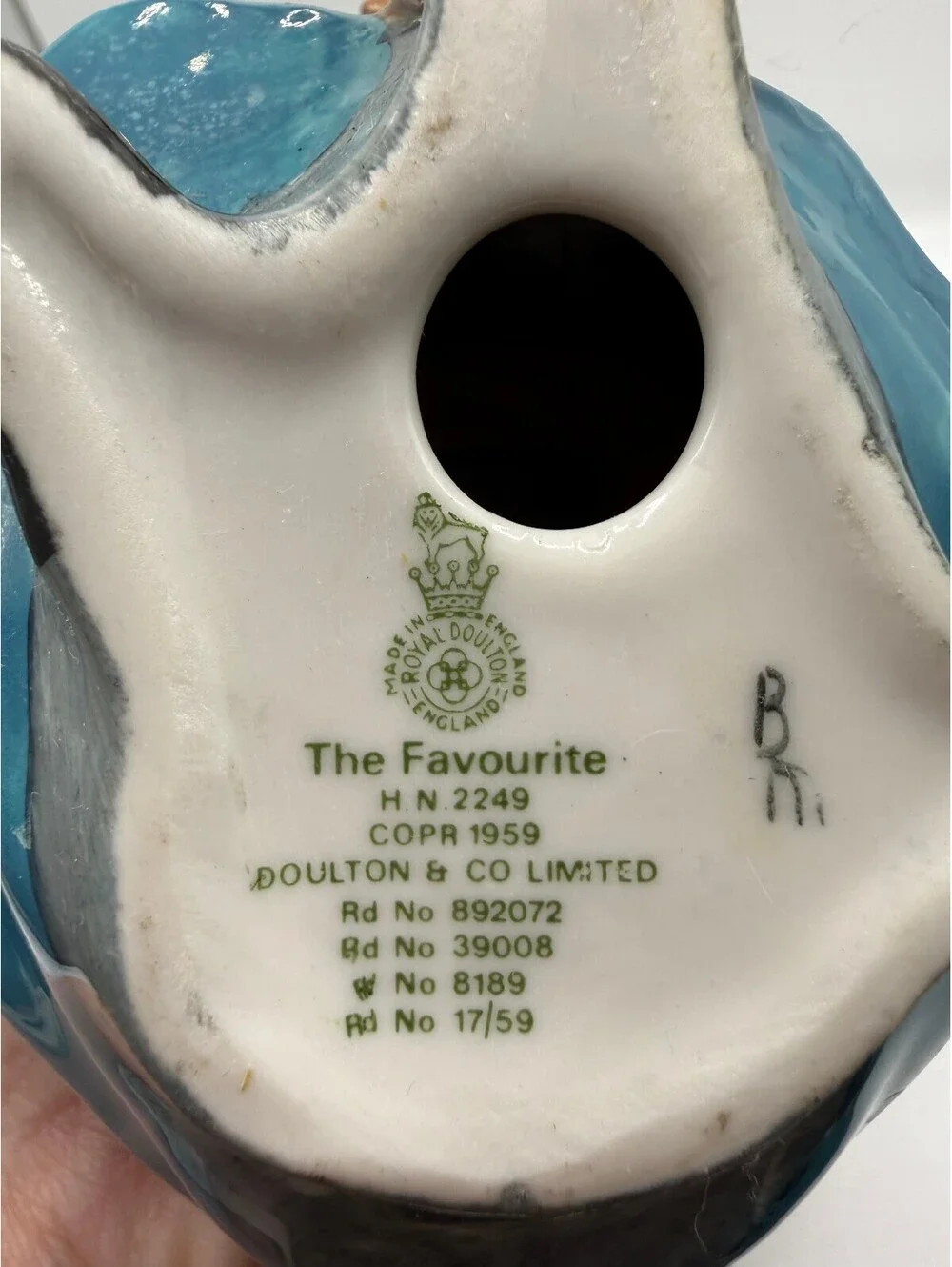 Royal Doulton The Favourite Porcelain Figurine HN2249 Woman Feeding Cat